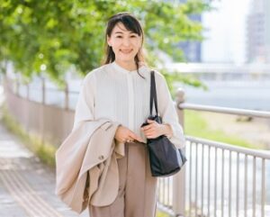 就職活動時にバッグを持って外出する様子のイメージ