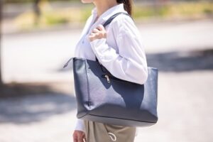 就活で使えるシンプルなトートバッグのイメージ