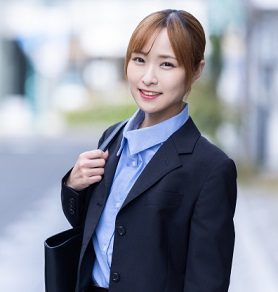 ビジネススタイルで通勤する女性