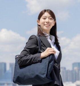 通勤バッグを持って出勤するビジネスパーソンのイメージ