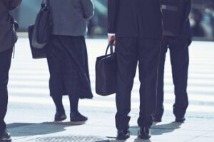 ビジネスバッグを持って通勤する会社員