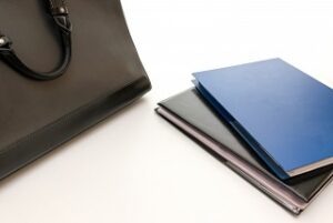 通勤バッグと書類ファイル