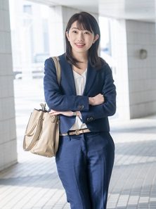 ベージュのトートバッグを持った女性の通勤コーデ