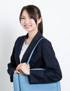 トートバッグを持った通勤スタイルの女性