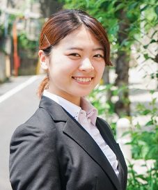 通勤中の女性