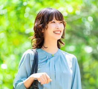 通勤でトートバッグを使う女性のイメージ