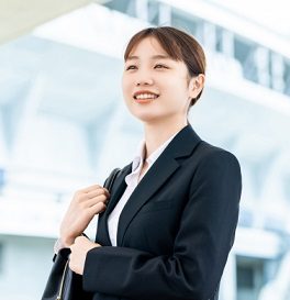 スーツ姿でバッグを持つ就活中の女性