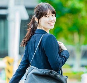 就活バッグを肩掛けで持つ女性のイメージ