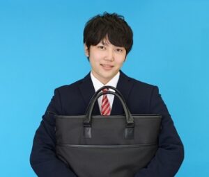 就職活動でトートバッグを持つスーツ姿の男性
