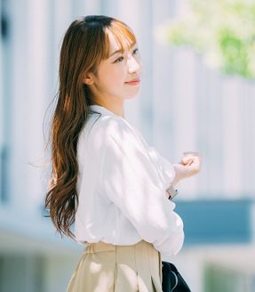 私服面接に適した服装の女性