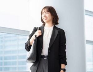 就活をイメージしたビジネス向けの服装の女性