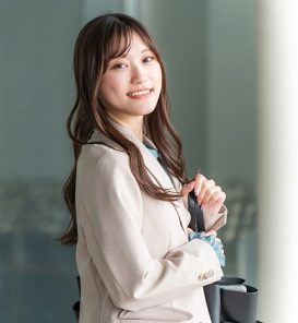 就活サブバッグを持つスーツ姿の女性