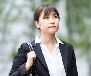 就活でトートバッグを持って移動する女性