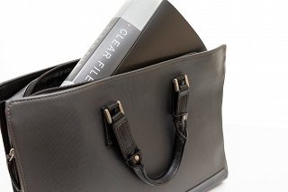 就活用の黒いトートバッグ、マチが広くA4ファイルが収納できる様子