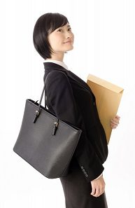 就活でトートバッグを持つスーツ姿の女性