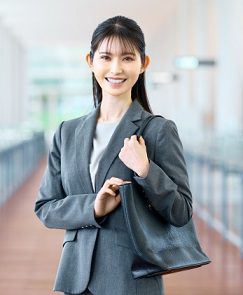 就職活動でトートバッグを持つスーツ姿の女性