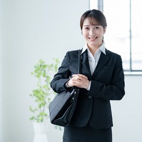 就職活動でトートバッグを持つスーツ姿の女性