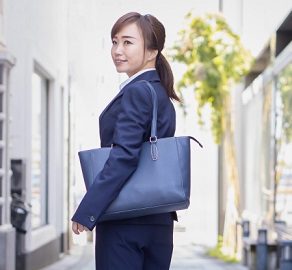 就活用トートバッグを持つスーツ姿の女性