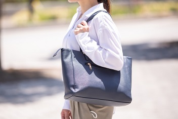 就活で使えるシンプルなトートバッグのイメージ