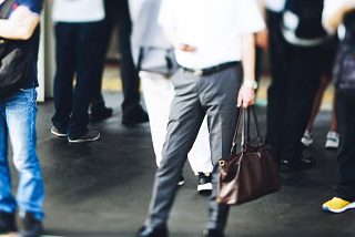 就活バッグを持って移動する人のイメージ