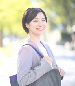 通勤でトートバッグを持つビジネスシーン