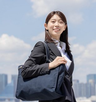 通勤バッグを持って出勤するビジネスパーソンのイメージ