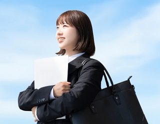 通勤バッグを持つ新社会人女性のイメージ