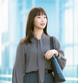 通勤コーデでトートバッグを持つ女性