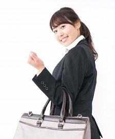 白系トートバッグを持った通勤スタイルの女性