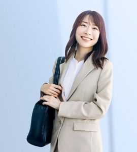 通勤時にトートバッグを持つ女性
