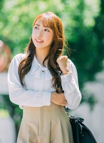 私服面接をイメージしたバッグを持つ女性