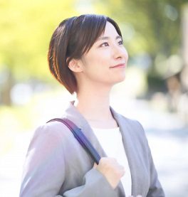 就活で使うバッグを持つ女性のイメージ