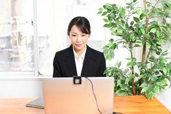 WEB面接に臨む就活生のイメージ