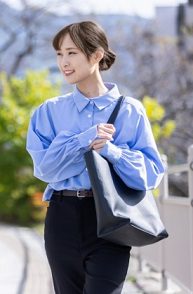 就活で使いやすいシンプルな黒のトートバッグを肩にかけた女性の通勤イメージ