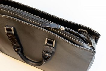 就活バッグのファスナー部分