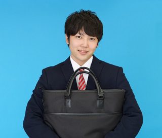 就職活動でトートバッグを持つスーツ姿の男性