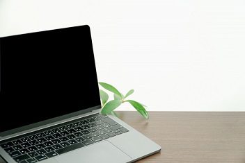 就職活動で使うノートPCのイメージ