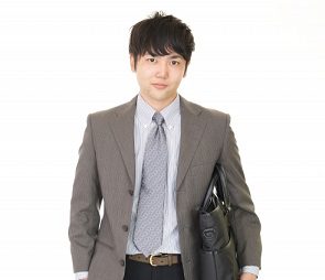 就活でトートバッグを持つスーツ姿の男性のイメージ