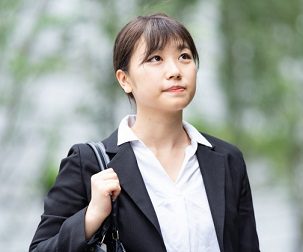就活でトートバッグを持って移動する女性