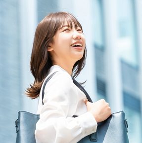 就活でトートバッグを持つ女性のイメージ