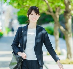 通勤で使えるトートバッグを持つ新社会人の女性