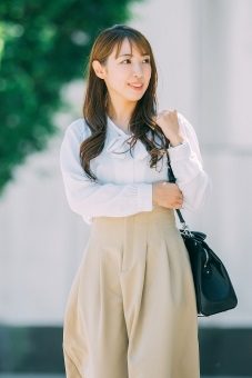 就活でバッグを持つ女性