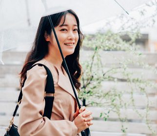 雨の日にトートバッグを持つ就活女性