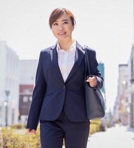 就職活動でトートバッグを持つ女性のイメージ